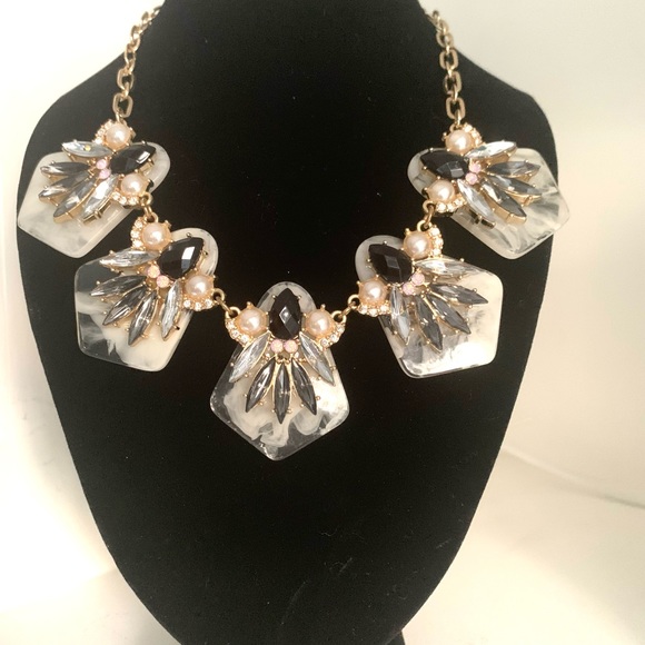 Stunning holiday Bib necklace ❤️ - Picture 2 of 3